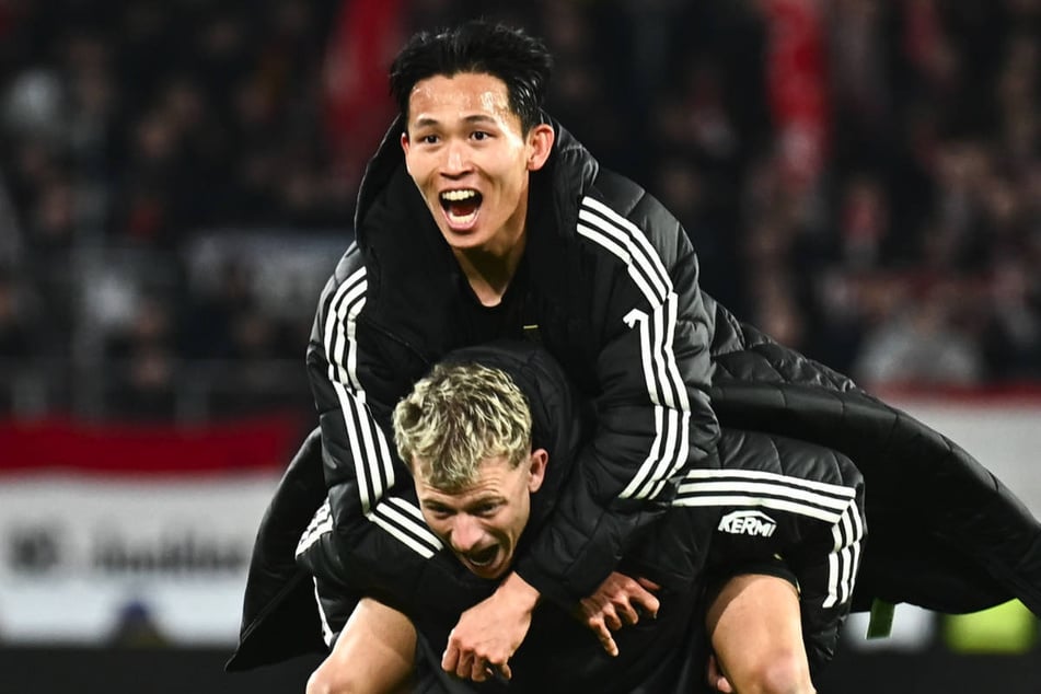 Siegtorschütze Wooyeong Jeong (26, oben) wird nach dem Abpfiff von seinem Mitspieler Tim Skarke (29) auf den Schultern getragen.