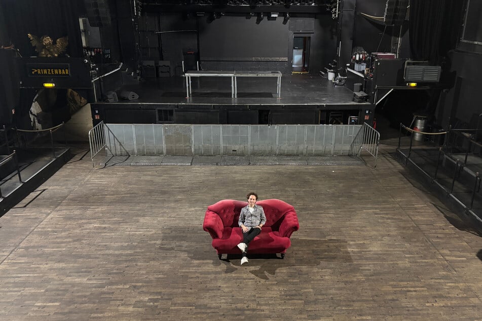Für "Piano Unplugged – The Waves" wird für zwei Tage ein 2,74 Meter langer Bechstein-Konzertflügel auf die Bühne des DOCKS ziehen (hier angedeutet durch die zwei Tische).