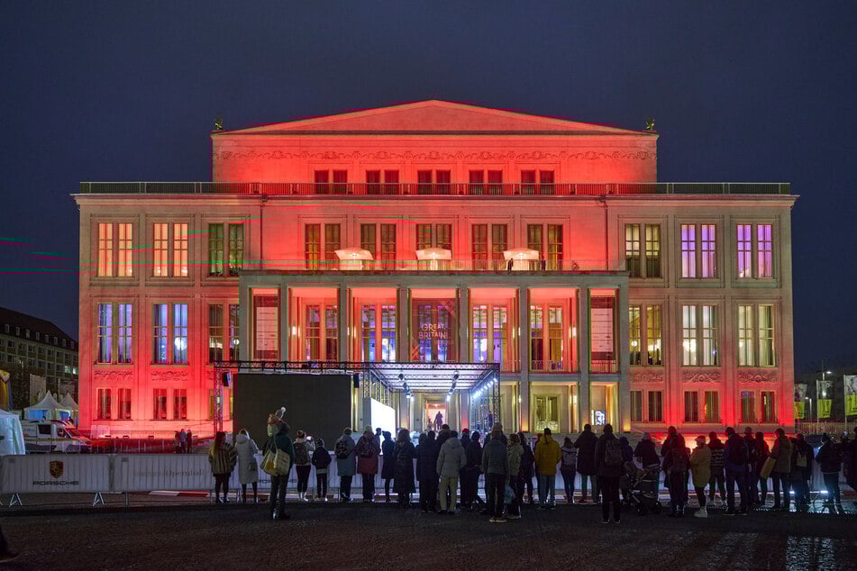 Für den Ball wird die Leipziger Oper festlich angestrahlt.