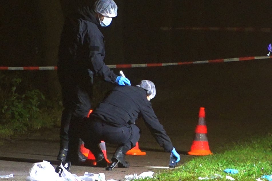 Die Ermittler sicherten am Tatort mehrere Messer.