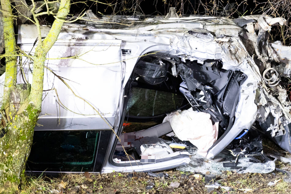 Horror-Unfall: Motor aus Auto gerissen, Fahrer liegt tot im Wrack