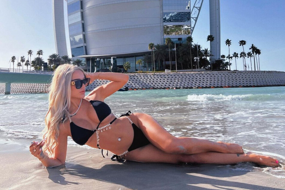Emmy Russ (23) posiert im knappen Bikini in Dubai.
