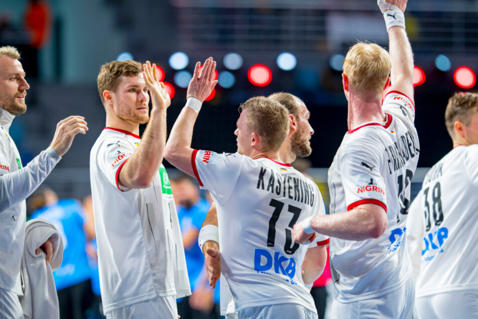 Jubel bei den deutschen Handballern nach dem Auftakterfolg gegen Uruguay.
