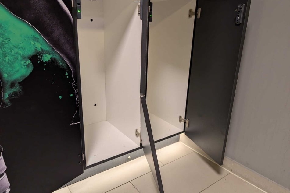 Auch diese nach außen gebogene Tür ist nicht zu gebrauchen.