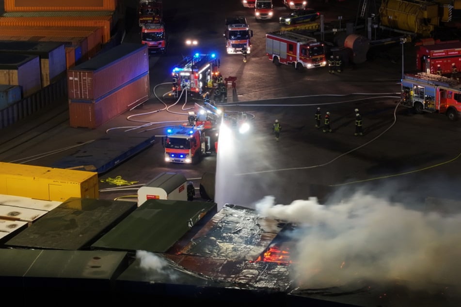 Hamburg: Feuerwehr im Großeinsatz: Brand auf Gelände einer Spedition ausgebrochen