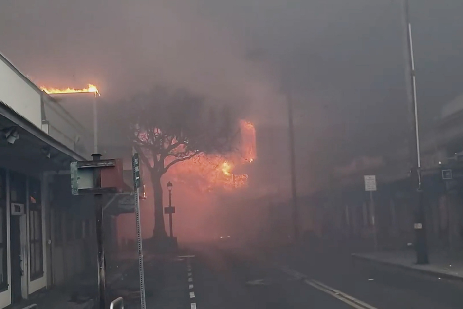 Rauch und Flammen steigen in der Innenstadt von Lahaina auf. Etliche Häuser sind abgebrannt.