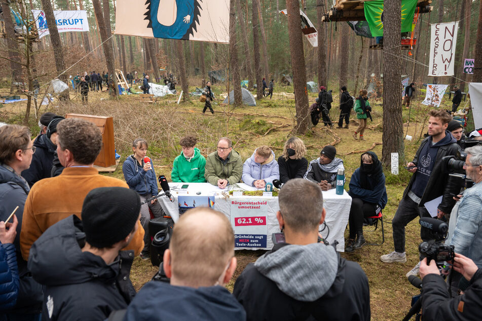 Die Aktivisten begründeten die Besetzung des Waldstück nahe der Tesla Fabrik in einer Pressekonferenz.