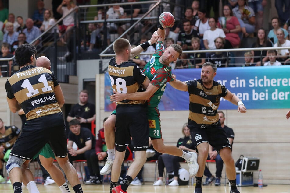 Obwohl Kreisläufer, war Timo Stoyke (24, M.) oft nur in der Abwehr im Spiel.