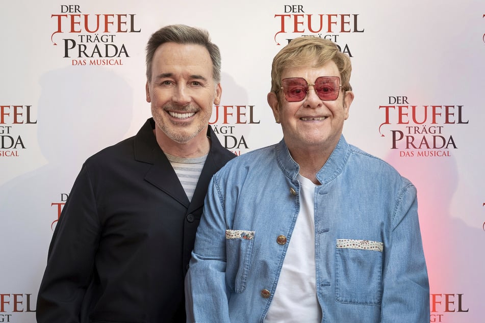 Elton John mit seinem Mann David Furnish (63) zu Hause in Windsor. Für das Welcome-Event mit dem deutschen Cast ließen die beiden extra eine eigene Bühne aufbauen.