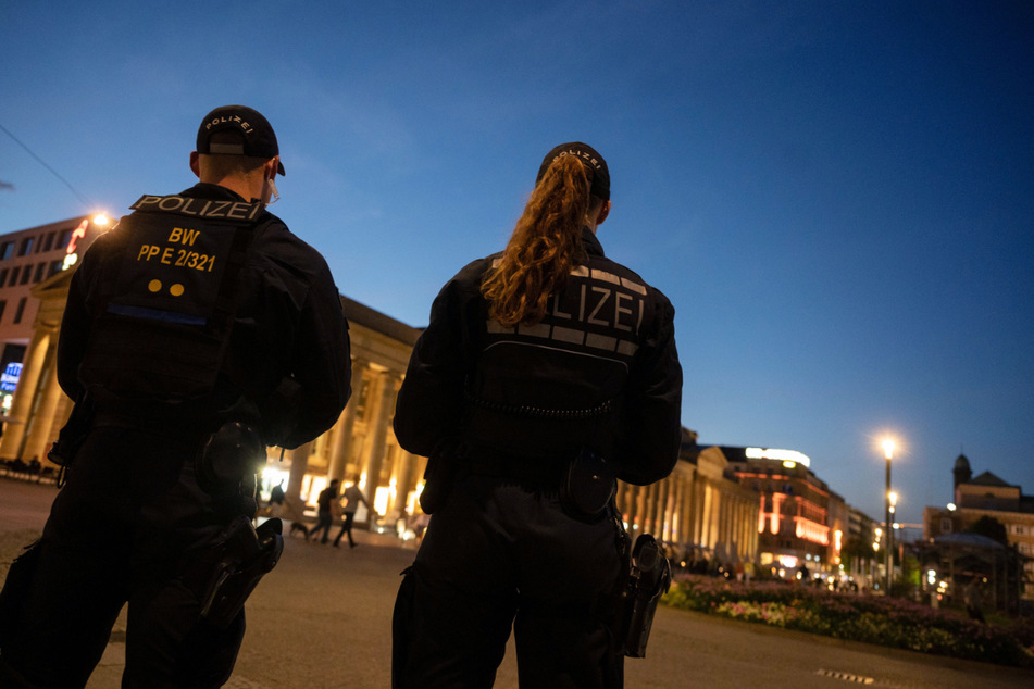 21. Juni: Einsatzkräfte der Polizei stehen am Abend nach den Ausschreitungen in der Nacht auf dem Schlossplatz.