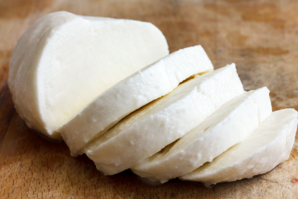 Der Mozzarella könnte Plastik-Fremdkörper enthalten. (Symbolbild)