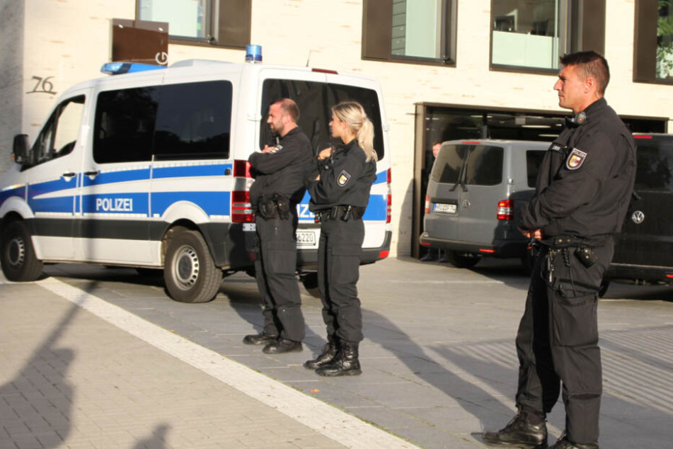 Polizeibeamte sichern das Gebäude ab.