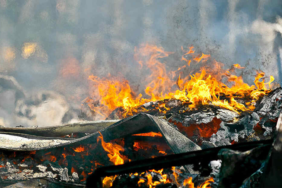 Das Feuer schlug schnell um sich. (Symbolbild)