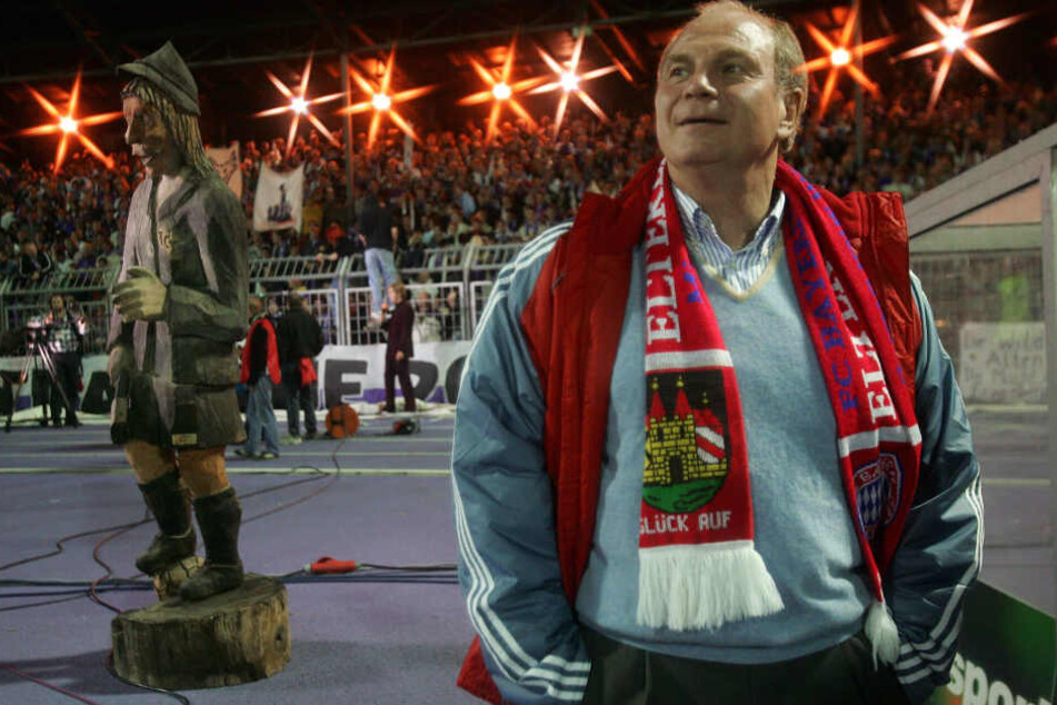 Ja, er lebt noch! Nicht nur der Holzmichl (l.), sondern auch Bayerns jetzt ehemaliger Präsident Uli Hoeneß, der mit den Münchnern 2005 in Aue zum DFB-Pokal zu Gast war.