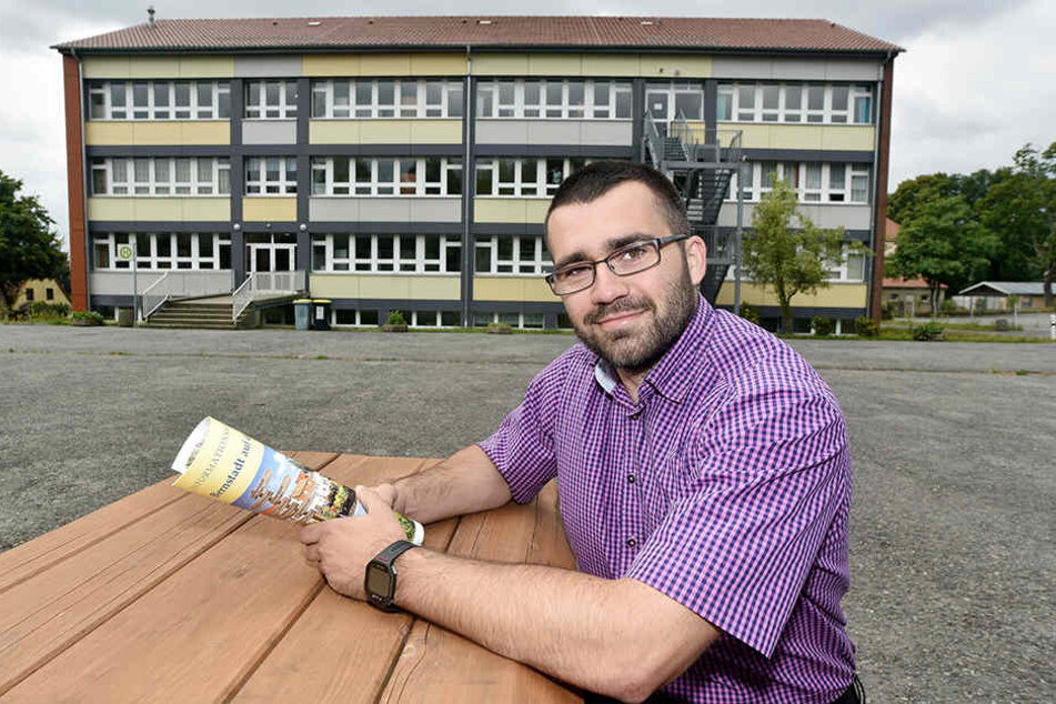 Bürgermeister Markus Weise (30, parteilos) vor "seiner" Oberschule in Bernstadt auf der Eigen. Er ist eigens nach Stuttgart gefahren, um potentiellen Lehrern die Oberlausitz schmackhaft zu machen.