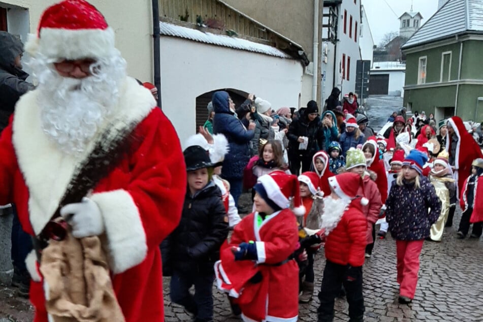 In Augustusburg ziehen jedes Jahr verkleidete Kinder als Männelparade durch die Stadt.