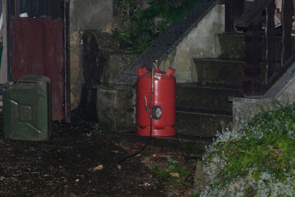 Glück im Unglück: Die Flammen am Auto breiteten sich zum Glück nicht auf die Garage aus, denn da stand unter anderem diese Gasflasche.