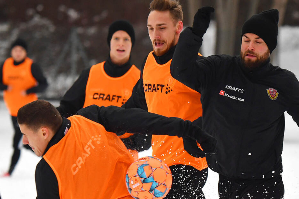 Augen zu und durch. Niklas Kreuzer, Linus Wahlqvist und Marius Hauptmann im Kampf um den Ball mitten im Schnee.
