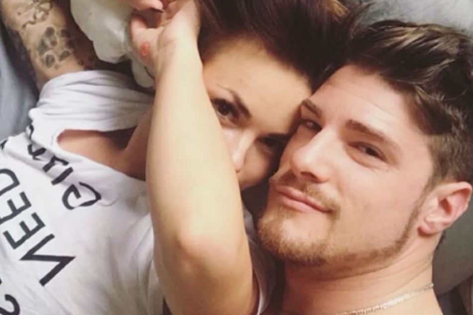 Während Denisé Kappés (27) öffentlich um ihre Ehe kämpft, schweigt Pascal (28).