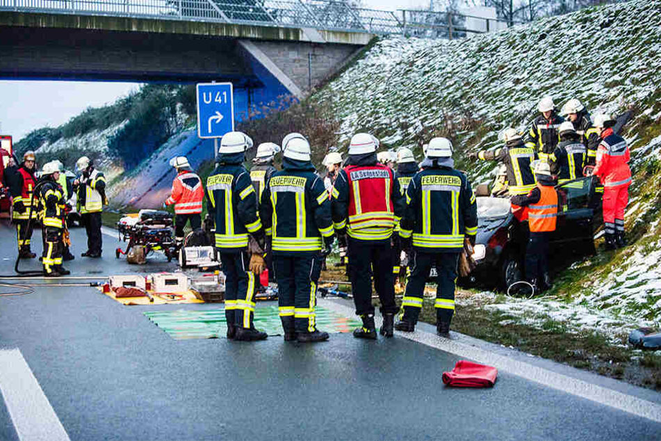 Die Feuerwehr musste die Frau aus ihrem Wrack befreien.