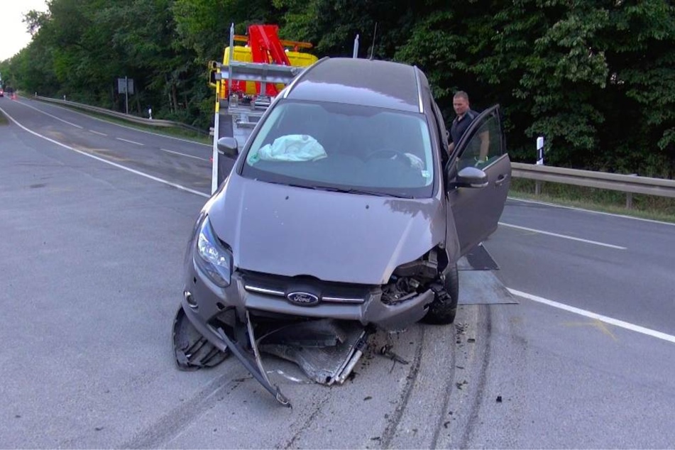 In einer Rechtskurve war der Biker mit einem entgegenkommenden Ford zusammengeprallt.