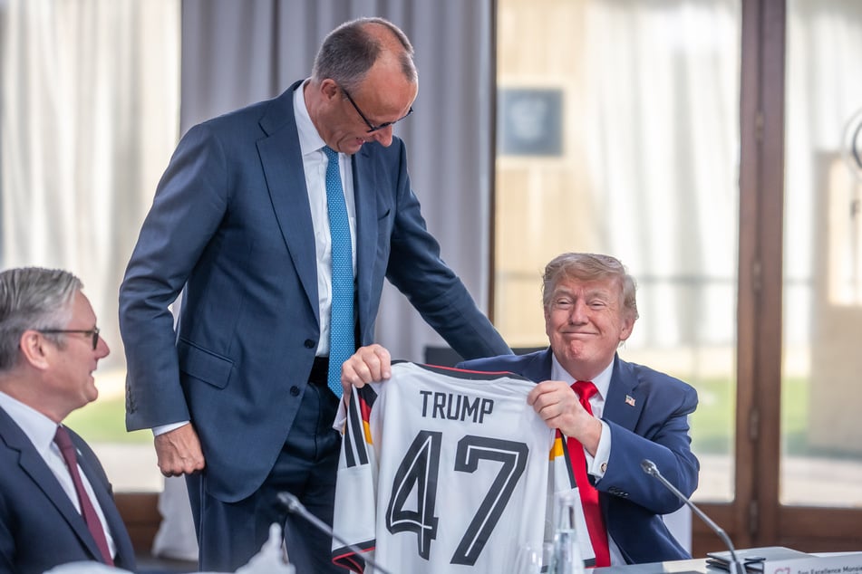 Zum 80. Geburtstag von US-Präsident Donald Trump überreichte ihm Kanzler Friedrich Merz (70, CDU) ein Deutschland-Trikot mit der Rückennummer "47".