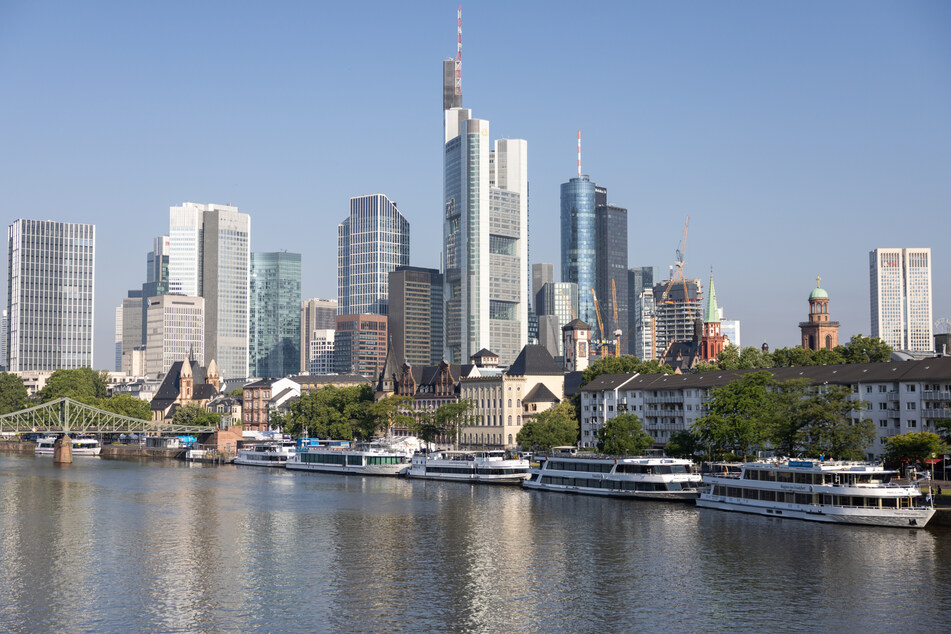 Platz 1 für die hessische Mainmetropole Frankfurt im Altersranking unter den 15 größten Städten Deutschlands.