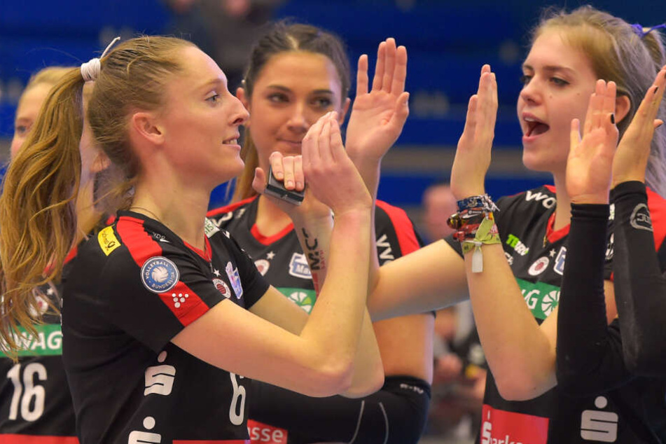 Kadie Rolfzen (l.) erhielt Glückwünsche von ihren Mitspielerinnen nach der Ehrung zur MVP.