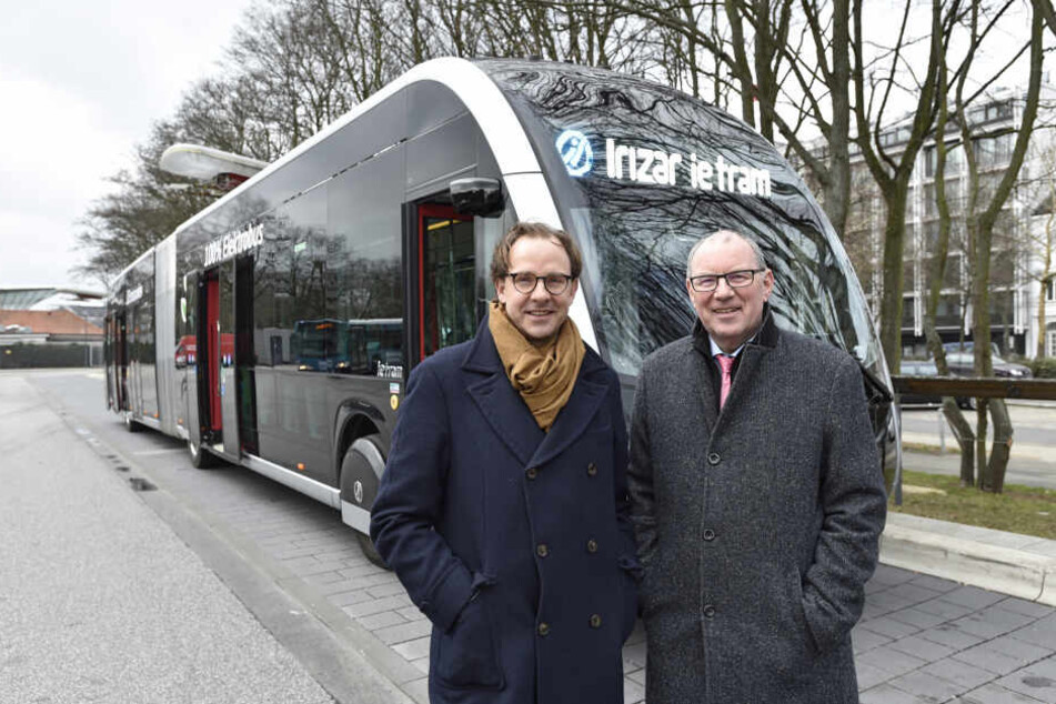 Henrik Falk (links), Vorstandsvorsitzenbder der Hochbahn und Klaus Kubica, Head of Transportation Ferrostahl Equipment Solutions GmbH.