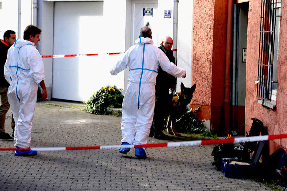 Polizisten durchsuchten eine Wohnung, um Spuren zum Tod einer 35 Jahre alten Frau zu entdecken.