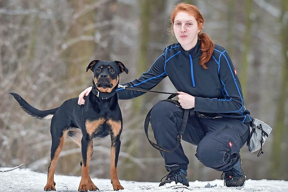 Tierpflegerin Sandra Hänig (21) mit Rottweiler Mix Bella (1).