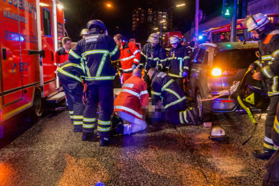 Rettungskräfte übernahmen die Reanimierung am Unfallort.