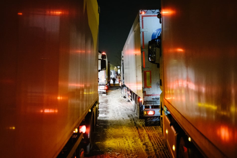 Lastkraftwagen stehen dicht gedrängt auf einer Fahrbahn der Autobahnraststätte Garbsen Nord.