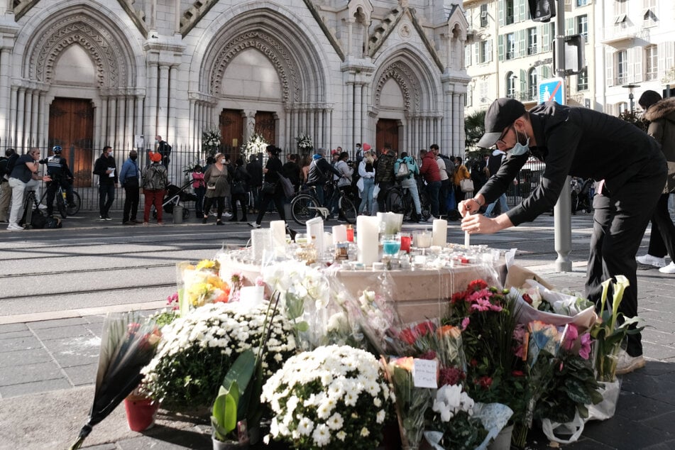 Trauer vor der Basilika "Notre-Dame" in Nizza nach dem Terror-Angriff.