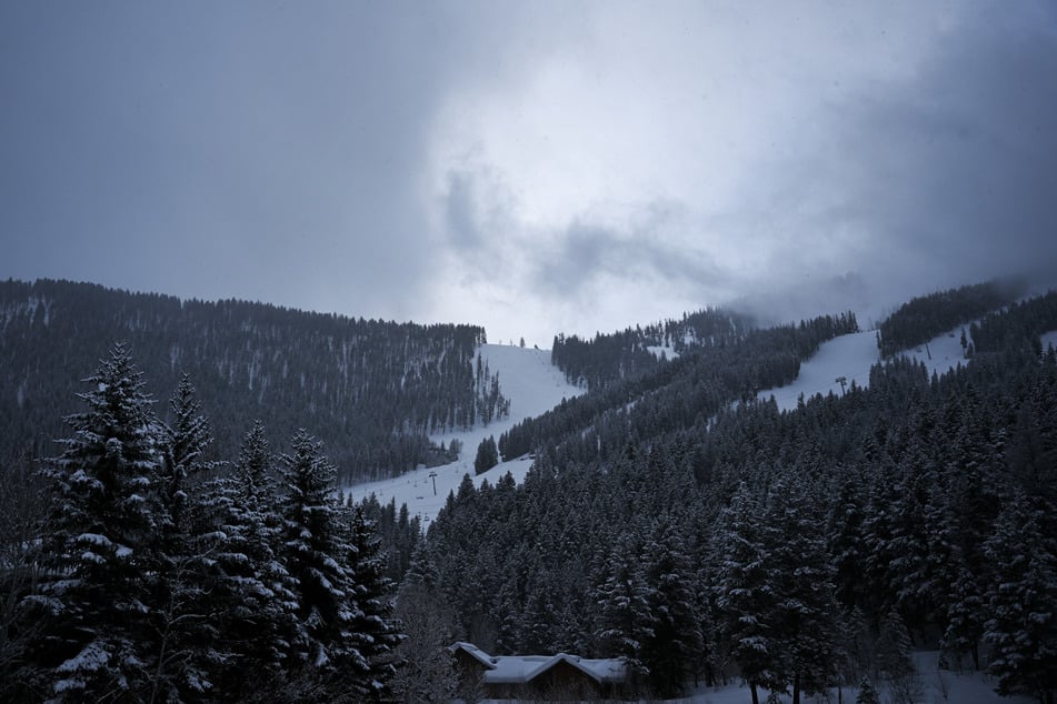 Starke Schneefälle sorgten für erst für eine Verschiebung der Abfahrten, danach wirbelte der Wind die Pläne durcheinander.