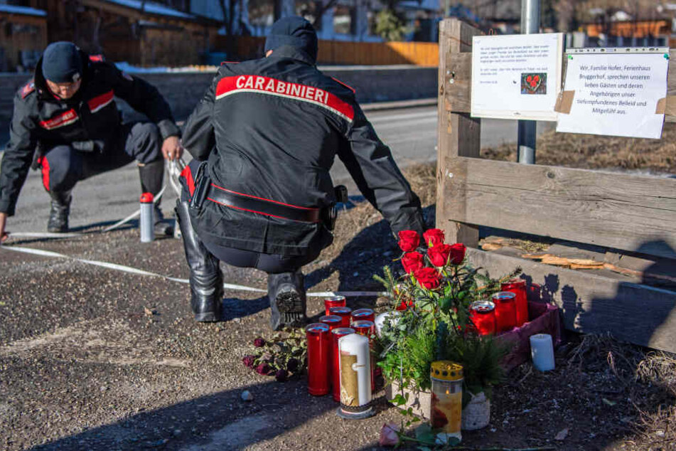 Zwei Einsatzkräfte der Carabinieri rekonstruieren den Unfallhergang.