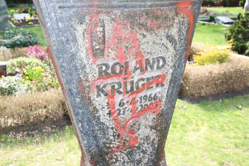 Das verwüstete Grab des erschossenen Roland Krügers.