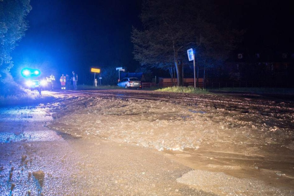 Bei dem Gewitter wurden Schlamm und Geröll auf eine Straße bei Schlettau gespült.