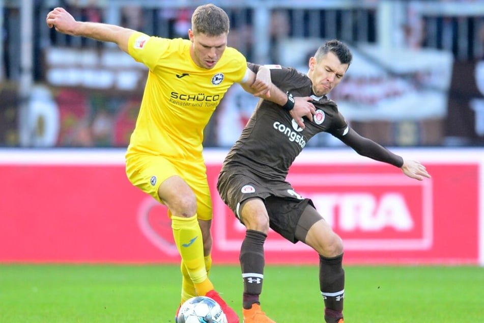 Bielefelds Fabian Klos (l) und Hamburgs Waldemar Sobota kämpfen um den Ball.