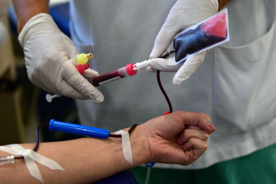 Eine Mitarbeiterin entnimmt einer Spenderin Blut; vor allem die Blutgruppe Null negativ ist sehr gefragt. (Archivbild)