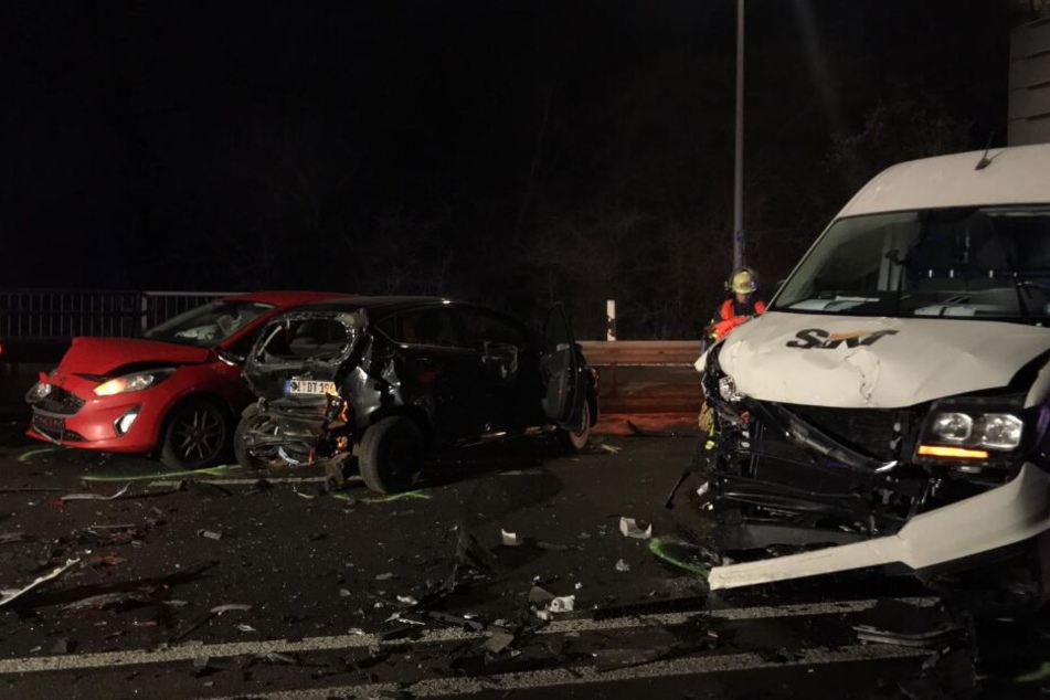 Bei dem Unfall krachten mehrere Fahrzeuge ineinander.