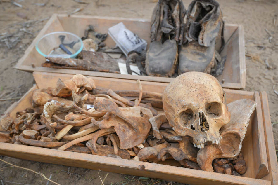 Die sterblichen Überreste eines Soldaten in zwei Holzkisten.