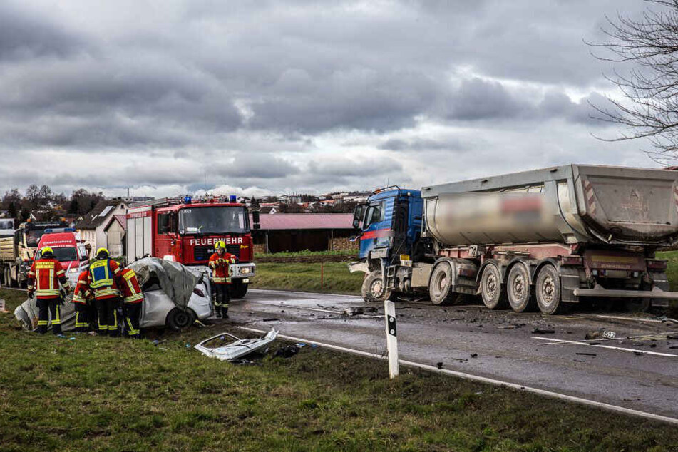 Einsatzkräfte an der Unfallstelle.