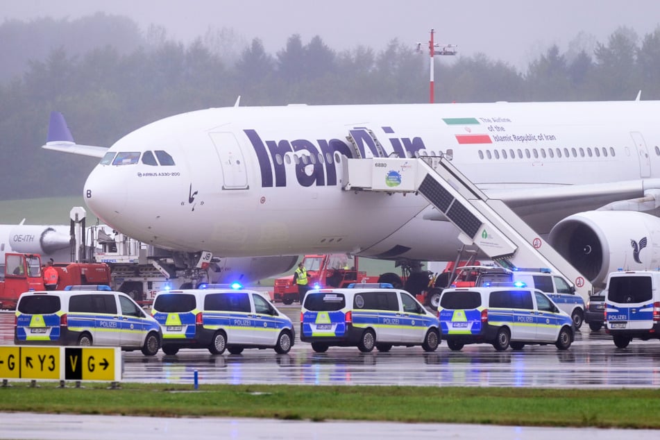 Etliche Fahrzeuge der Bundespolizei empfingen die Maschine von Iran Air in Hamburg.