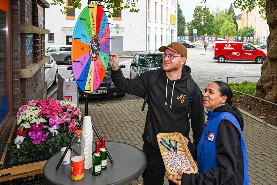 TAG24-Redakteur Malte Kurtz (l.) versuchte sich am Glücksrad und gewann tatsächlich den Hauptpreis.