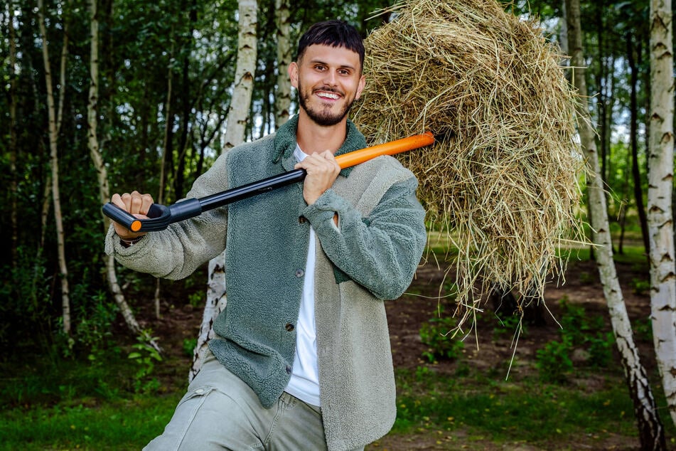 Landwirt Nino Sifkovits (28) wird in der neuen Reality-Show dafür sorgen, dass die Promis auf dem Hof die Regeln einhalten.