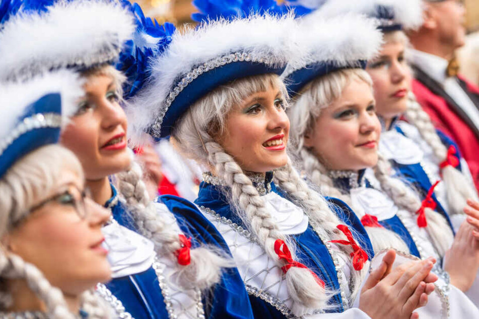 Auch die Funkengarde des Würschnitztaler Carnevalsverein war beim Faschingsauftakt dabei.