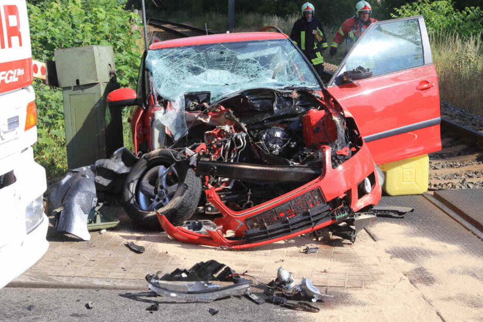 Das Auto der Frau wurde komplett zerstört.