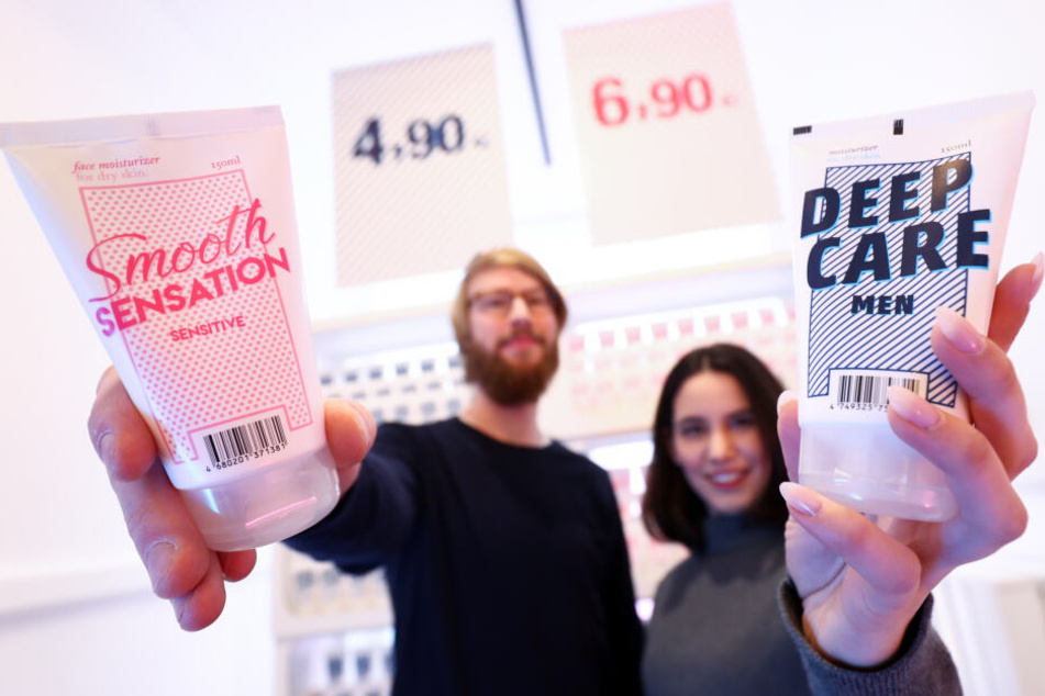 Pflegeprodukte für Männer und Frauen werden bei einem Pressetermin der Verbraucherzentrale Hamburg und der Agentur Serviceplan Campaign International gezeigt.