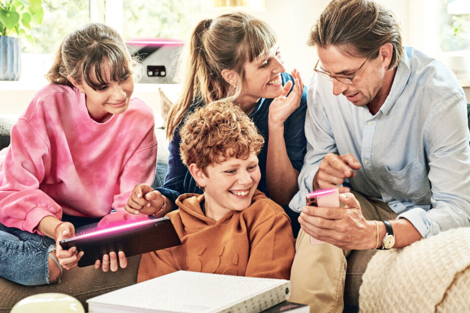 Für Arbeit und Vergnügen: Von den Glasfaser-Angeboten der Telekom profitiert die ganze Familie.